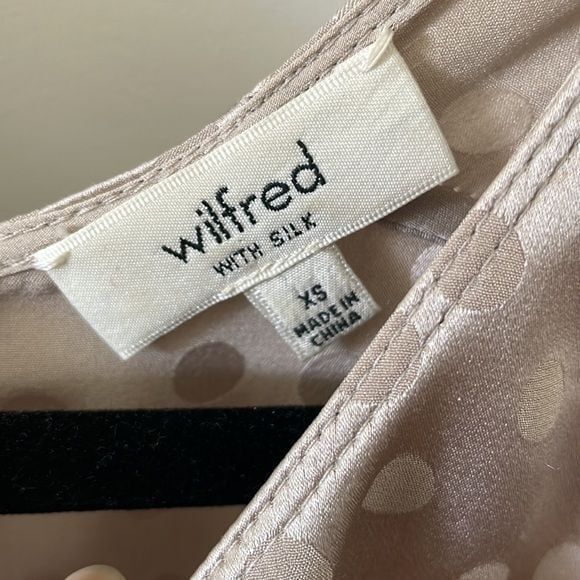 Wilfred Tops - Aritzia silk polka dot top‎ in dusty lavender